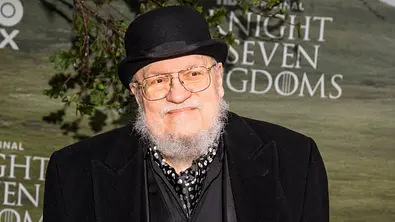 George R. R. Martin zu Gast auf dem schwarzen Teppich bei der Kinostart der Weltpremiere von HBO Max A Knight of The Seven Kingdoms - Foto: IMAGO / BREUEL-BILD