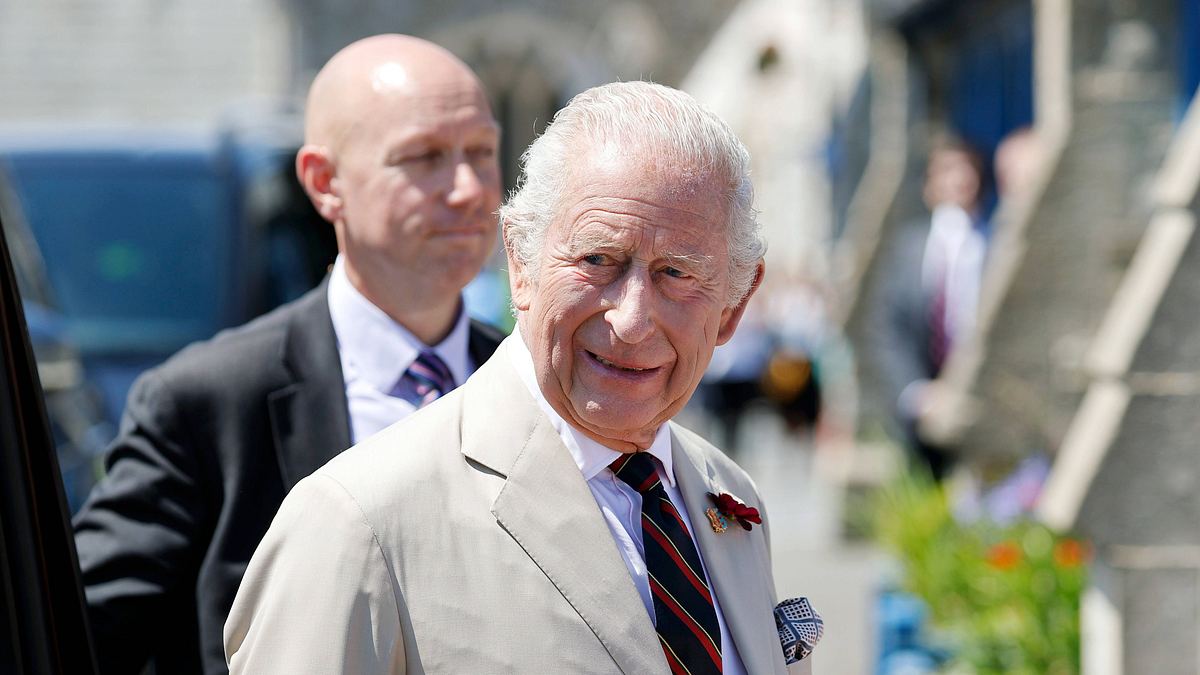 König Charles III. König Charles III. schaut zur Seite und lächelt.