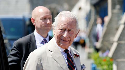 König Charles III. schaut zur Seite und lächelt.  - Foto: IMAGO / Avalon.red