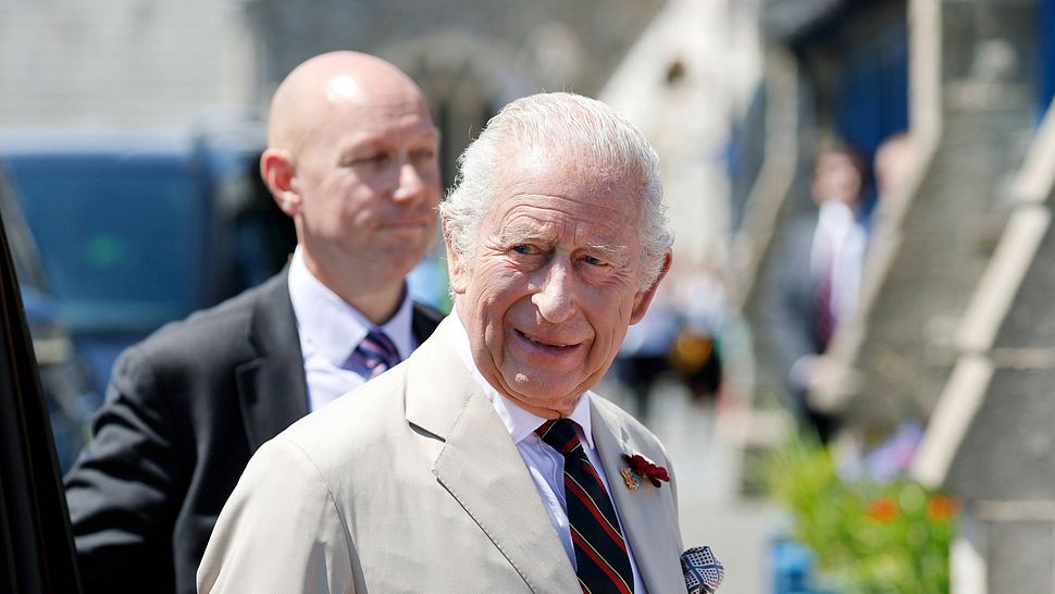 König Charles III. schaut zur Seite und lächelt.  - Foto: IMAGO / Avalon.red