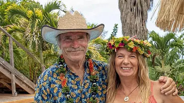  Konny Reimann (l.) und Manu Reimann (r.) stehen mit Blumenkränzen vor ihrem Pool auf Hawaii. - Foto: Kabel Eins