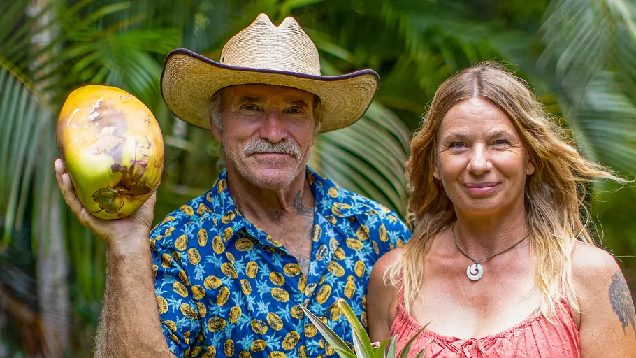 Konny Island 4 auf Barbados Konny Reimann präsentiert eine Kokosnull, Manuela Reimann hält eine Ananas.