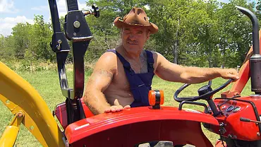 Konny Reimann früher oberkörperfrei auf seinem Traktor. - Foto: VOX / infoNetwork Konny Reimann früher oberkörperfrei auf seinem Traktor. - Foto: VOX / infoNetwork