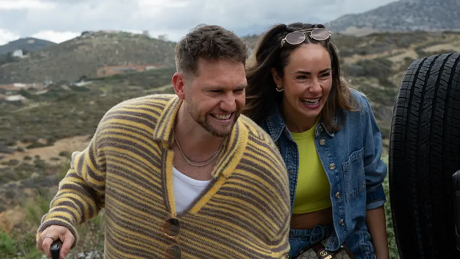 Konstantin und Jessi Konstantin und Jessi bei Love is Blind: Germany lachen und freuen sich!