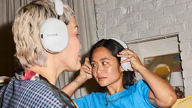 Zwei Frauen mit Kopfhörern Sonos Ace Ultra - Foto: Sonos / PR Zwei Frauen mit Kopfhörern Sonos Ace Ultra - Foto: Sonos / PR