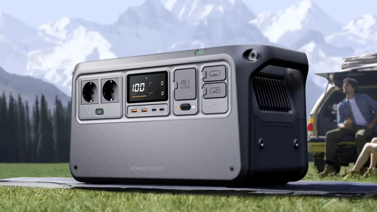 Die DJI Power 1000 V2 bringt deine Camping-Ausflüge auf ein anderes Level! Die DJI Power 1000 V2 vor einem Bergmassiv mit Person im Hintergrund.