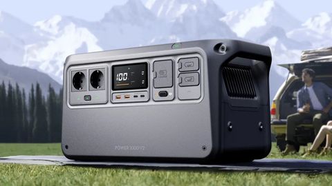 Die DJI Power 1000 V2 vor einem Bergmassiv mit Person im Hintergrund. - Foto: DJI