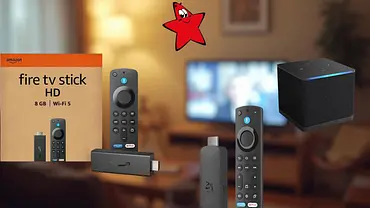 Verschiedene Amazon Fire TV Sticks nebeneinander. Im Hintergrund ist ein Wohnzimmer zu sehen - Foto: Amazon/PR