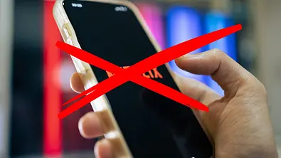 Ein Smartphone mit Netflix Symbol. Es ist durchgestrichen - Foto: istock/Wachiwit