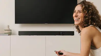 Eine Frau vor einem Fernseher mit Soundbar - Foto: Teufel/PR