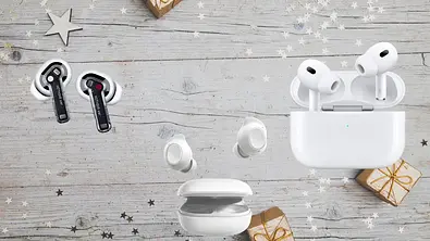 Drei in Ear Kopfhörer vor weihnachtlichem Hintergrund - Foto: Amazon/PR