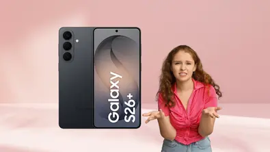 Samsung Galaxy S26+ vor rosa Hintergrund mit irritierter Frau daneben.  - Foto: TV Movie / Canva / PR