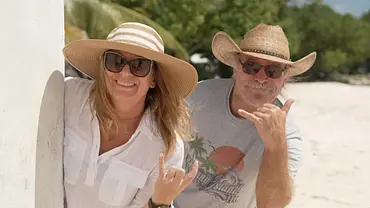 Manu und Konny Reimann schauen mit Sonnenbrillen und Sonnenhüten in die Kamera. - Foto: © Joyn Manu und Konny Reimann schauen mit Sonnenbrillen und Sonnenhüten in die Kamera. - Foto: © Joyn