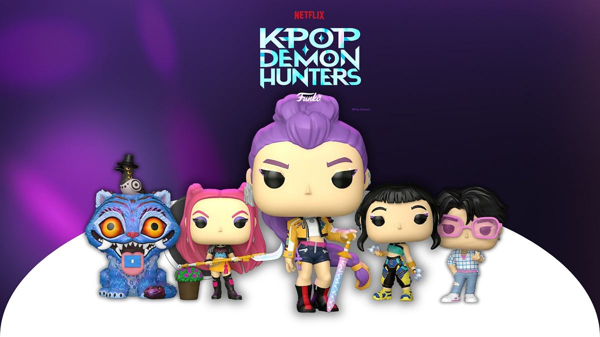 Auf einem violetten Hintergrund mit weißer Bühne sind die KPop Demon Hunter Funko POP-Figuren abgebildet. Von links nach rechts: Derpy mit Sussie, Mira, Rumi, Zoey, Jinu.