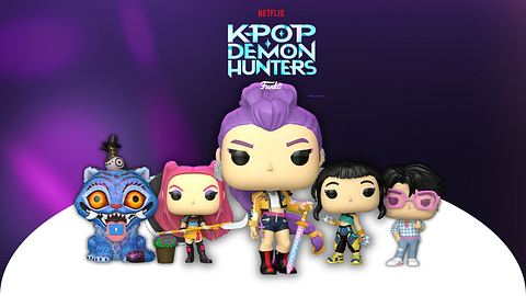 Auf einem violetten Hintergrund mit weißer Bühne sind die KPop Demon Hunter Funko POP-Figuren abgebildet. Von links nach rechts: Derpy mit Sussie, Mira, Rumi, Zoey, Jinu. - Foto: TVMovie / PR