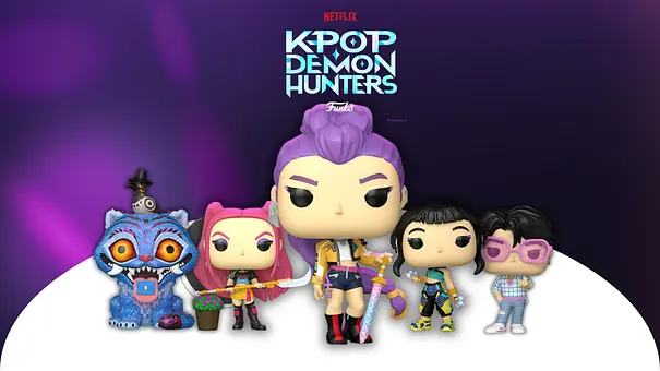 Auf einem violetten Hintergrund mit weißer Bühne sind die KPop Demon Hunter Funko POP-Figuren abgebildet. Von links nach rechts: Derpy mit Sussie, Mira, Rumi, Zoey, Jinu. - Foto: TVMovie / PR