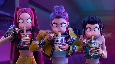 Mira, Rumi und Zoey essen Ramen-Nudeln. - Foto: Netflix