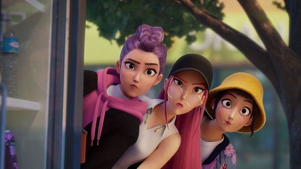 Die drei weiblichen Charaktere von „KPop Demon Hunters“ schauen gebannt um die Ecke - Foto: NETFLIX