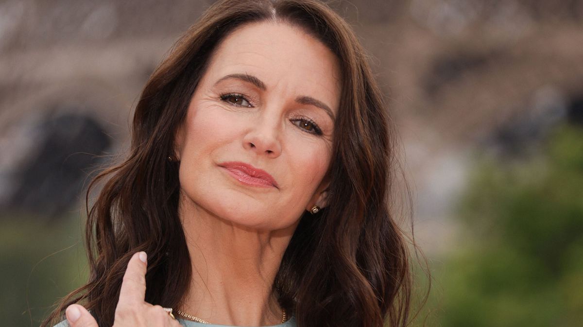 Kristin Davis im „And Just Like That“-Interview Kristin Davis, die nun in „And Just Like That“, Staffel 3 als Charlotte zurückkehrt, wirft sich das Haar über die Schulter