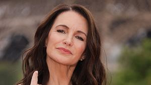 Kristin Davis, die nun in „And Just Like That“, Staffel 3 als Charlotte zurückkehrt, wirft sich das Haar über die Schulter - Foto:  IMAGO / Bestimage