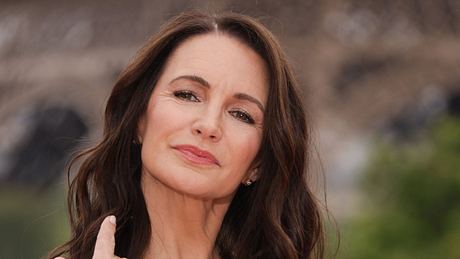 Kristin Davis, die nun in „And Just Like That“, Staffel 3 als Charlotte zurückkehrt, wirft sich das Haar über die Schulter - Foto:  IMAGO / Bestimage