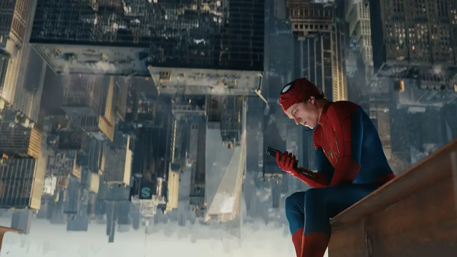 Spider-Man Spider-Man sitzt auf einem Vorsprung hoch über einer auf den Kopf gestellten Großstadtkulisse und blickt nachdenklich auf sein Smartphone.
