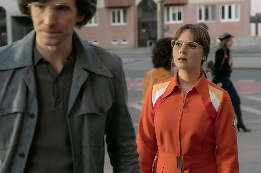 Mitten auf dem Kurfürstendamm treffen Robert Beck (Sabin Tambrea) und Monika Franck-Schöllack (Sonja Gerhardt) aufeinander. Doch er kennt sie nicht. Sabin Tambrea und Sonja Gerhardt in einer Szene aus Ku'damm 77.
