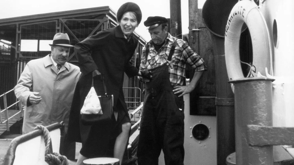 Kümo Henriette: Hinrich Petermann (Uwe Dallmeier, r.) hilft Mutter Mewes (Helga Feddersen) an Bord. Vater Mewes (Günter Kütemann) folgt ihr.
