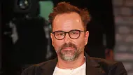 Kurt Krömer schaut lächelnd in die Kamera. - Foto: IMAGO / APress Kurt Krömer schaut lächelnd in die Kamera. - Foto: IMAGO / APress