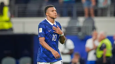 Kylian Mbappé verlässt nach dem WM-Halbfinale gegen Spanien geknickt das Spielfeld - Foto: IMAGO / STEINSIEK.CH Kylian Mbappé verlässt nach dem WM-Halbfinale gegen Spanien geknickt das Spielfeld - Foto: IMAGO / STEINSIEK.CH