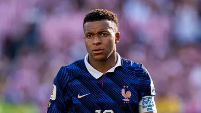 Kylian Mbappé beim Achtelfinale von Frankreich gegen Paraguay in Nahaufnahme - Foto: IMAGO / HMB-Media Kylian Mbappé beim Achtelfinale von Frankreich gegen Paraguay in Nahaufnahme - Foto: IMAGO / HMB-Media