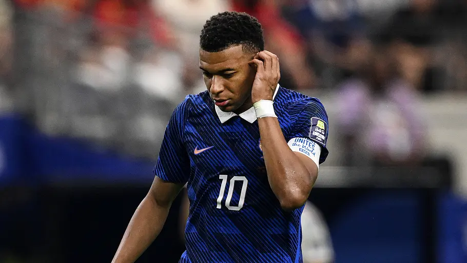 Kylian Mbappé bei der WM 2026 Kylian Mbappé schaut nachdenklich beim WM-Halbfinale 2026 gegen Spanien