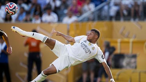 Kylian Mbappé macht einen Seitfallzieher beim Klub WM-Viertelfinale und trifft - Foto:  IMAGO / Nicolo Campo