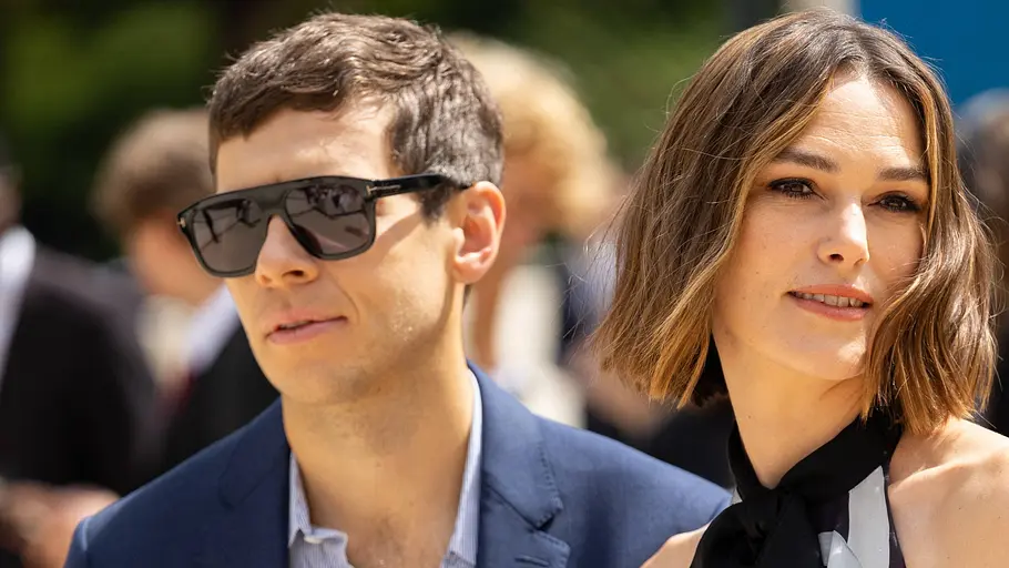 Keira Knightley und James Righton Keira Knightley und ihr Ehemann James Righton auf einem Red Carpet.