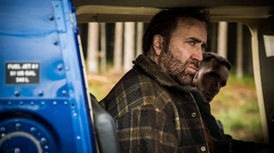 Nicolas Cage Nicolas Cage sitzt in einem Auto und schaut in die Ferne.