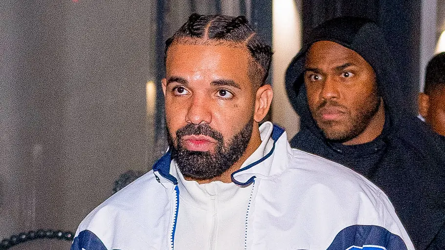 Drake Drake schaut irritiert zur Seite.