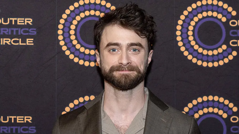 Daniel Radcliffe Daniel Radcliffe lächelt auf einem Red Carpet.
