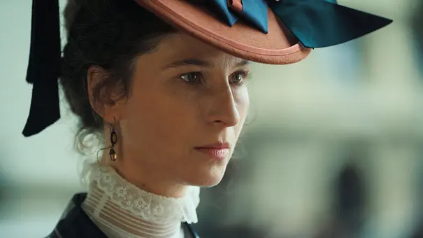Izabela schaut ihr Gegenüber erschüttert an. - Foto: Netflix Izabela schaut ihr Gegenüber erschüttert an. - Foto: Netflix