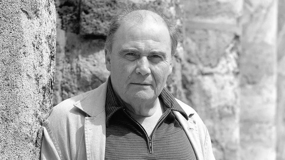 Lambert Hamel hat die deutsche TV-Landschaft geprägt. Lambert Hamel im Jahr 2005 vor einer Steinwand.