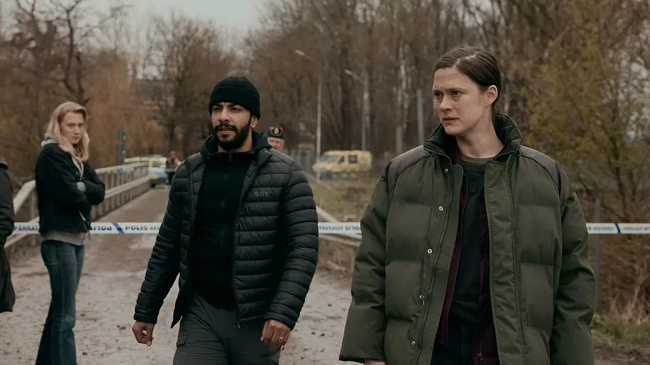 Land der Sünde bei Netflix Eine männliche und eine weibliche Hauptfigur stehen in Winterkleidung bei Land der Sünde im Fokus