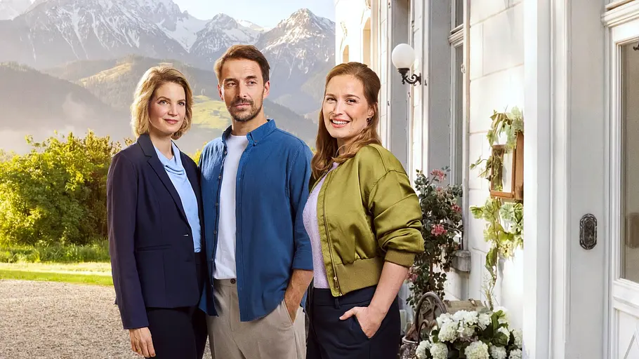 Das Artwork zur neuen Staffel von Die Landarztpraxis zeigt drei Protagonisten vor dem Sonnenhof Das Artwork zur neuen Staffel von Die Landarztpraxis zeigt drei Protagonisten vor dem Sonnenhof