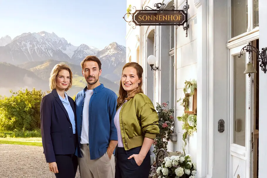 „Die Landarztpraxis“ - Sonnenhof. Das Artwork zur neuen Staffel von „Die Landarztpraxis“ zeigt drei Protagonisten vor dem Sonnenhof