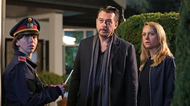 Bergmann (Hary Prinz) und Anni (Anna Unterberger) treffen eine Polizistin am Tatort. - Foto: ARD Degeto Film/Allegro Film/Stefan Haring Bergmann (Hary Prinz) und Anni (Anna Unterberger) treffen eine Polizistin am Tatort. - Foto: ARD Degeto Film/Allegro Film/Stefan Haring