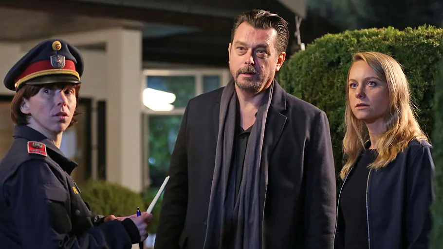 Landkrimi: Steirergeld Bergmann (Hary Prinz) und Anni (Anna Unterberger) treffen eine Polizistin am Tatort.