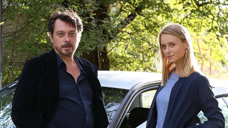 Steirerrausch Kommissar Sascha Bergmann (Hary Prinz) mit seiner neuen Kollegin Anni Sulmtaler (Anna Unterberger).