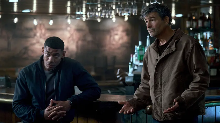 Lanterns John Stewart sitzt in einer Bar. Hal Jordan steht neben ihm.