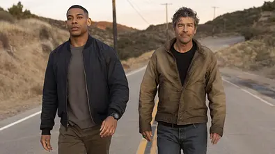 John Stewart und Hal Jordan gehen eine Landstra0e entlang. - Foto: John P. Johnson/HBO Max John Stewart und Hal Jordan gehen eine Landstra0e entlang. - Foto: John P. Johnson/HBO Max