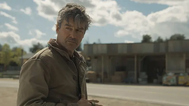 Kyle Chandler steht misstrauisch in einer Kleinstadt. - Foto: HBO Max Kyle Chandler steht misstrauisch in einer Kleinstadt. - Foto: HBO Max