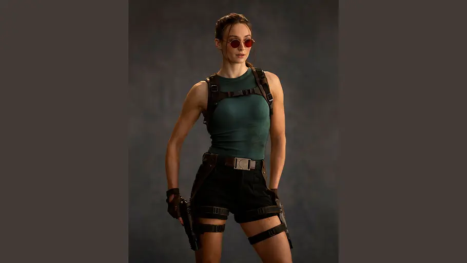 Sophie Turner als Lara Croft in der neuen Prime-Video-Serie „Tomb Raider“ – erster offizieller Look zum Drehstart