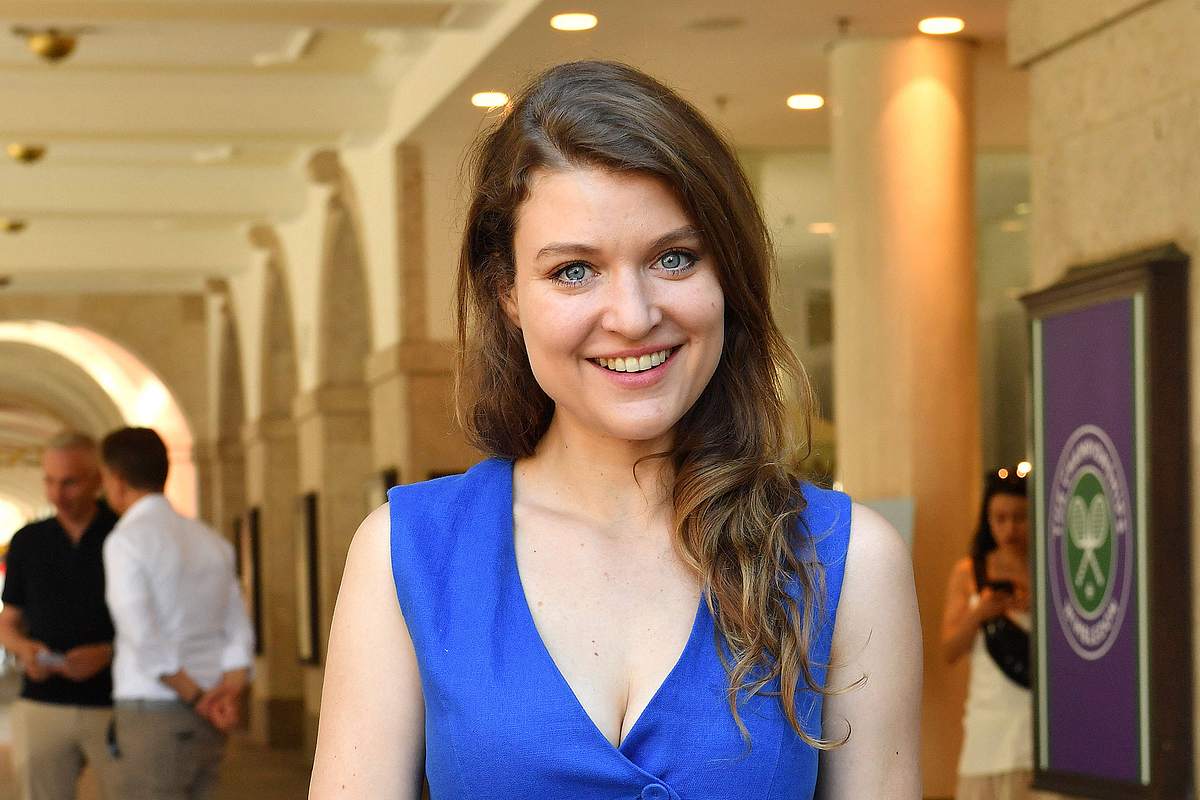 Lara Mandoki in einem blauen kleid